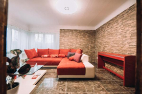 Bright Spacious 2BR House w Big Kitchen & Parking